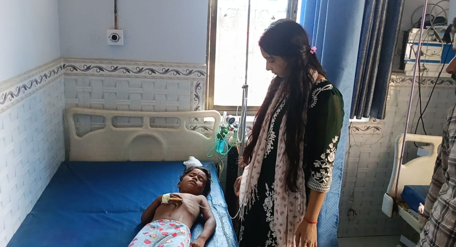 घायल भतीजी का इलाज जारी