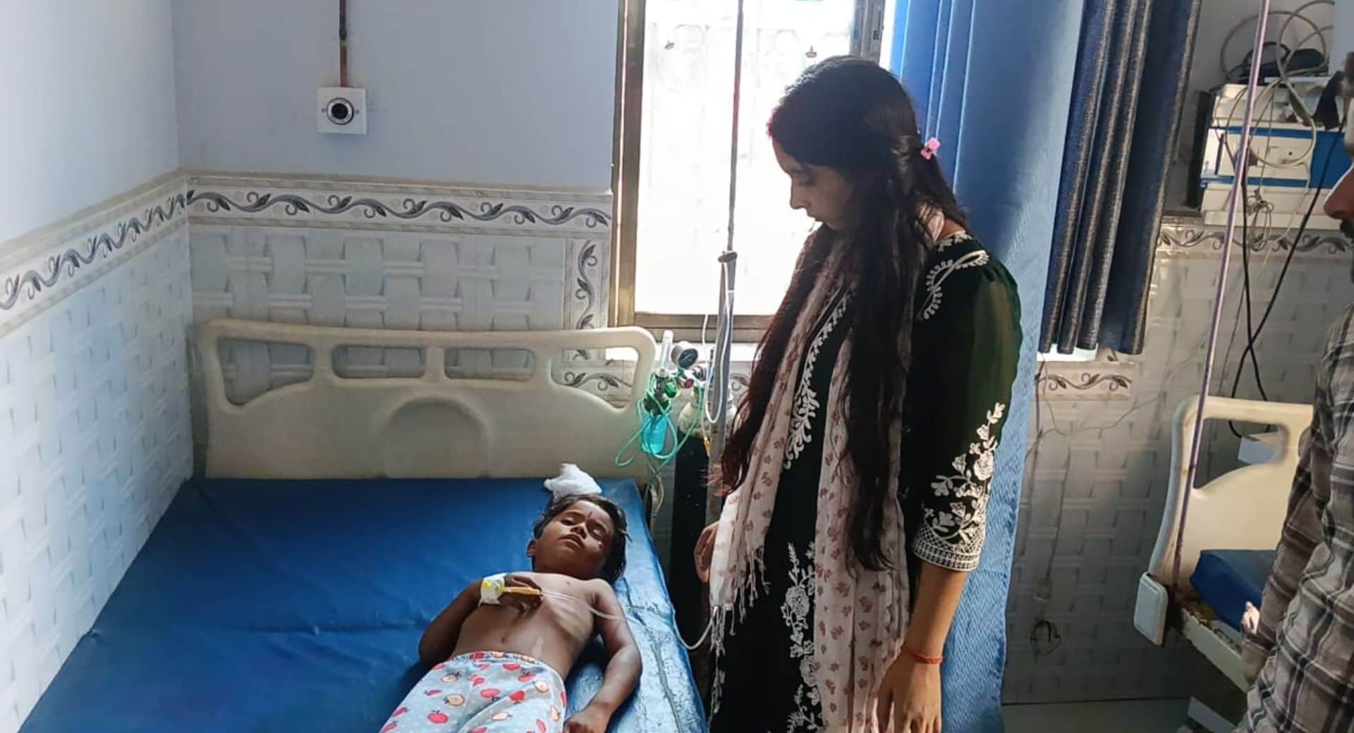 घायल भतीजी का इलाज जारी