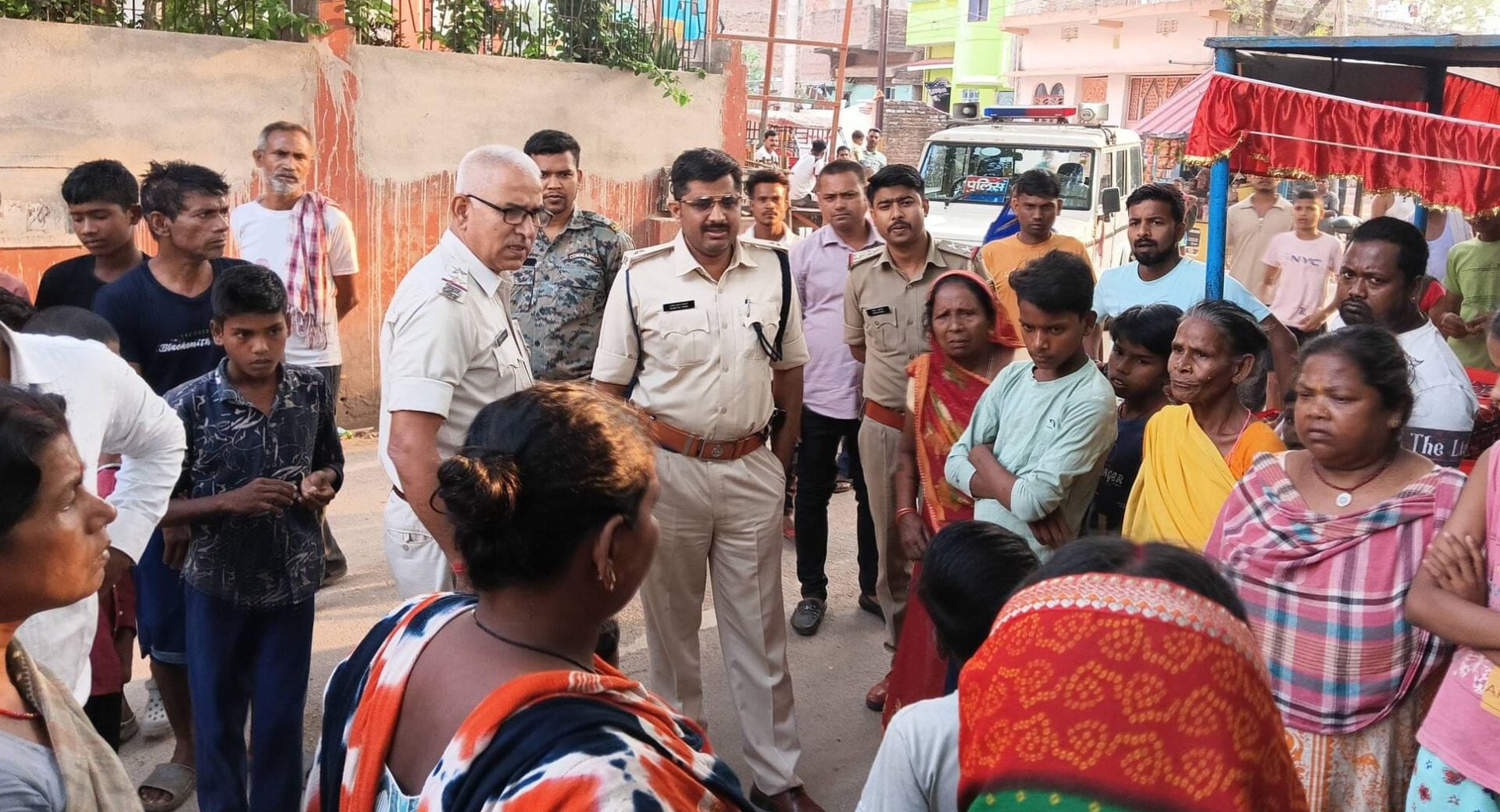 परिजनों से जानकारी लेते हुई पुलिस