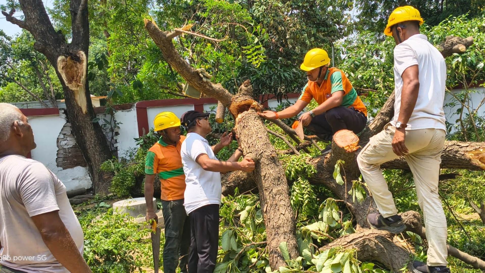 मालवा हटाती एसडीआरएफ टीम और नगर निगम कर्मचारी