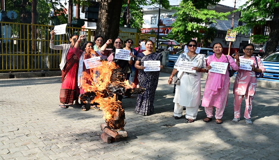 Women Congress members burnt the effigy of the government, protesting the incident in Champawat