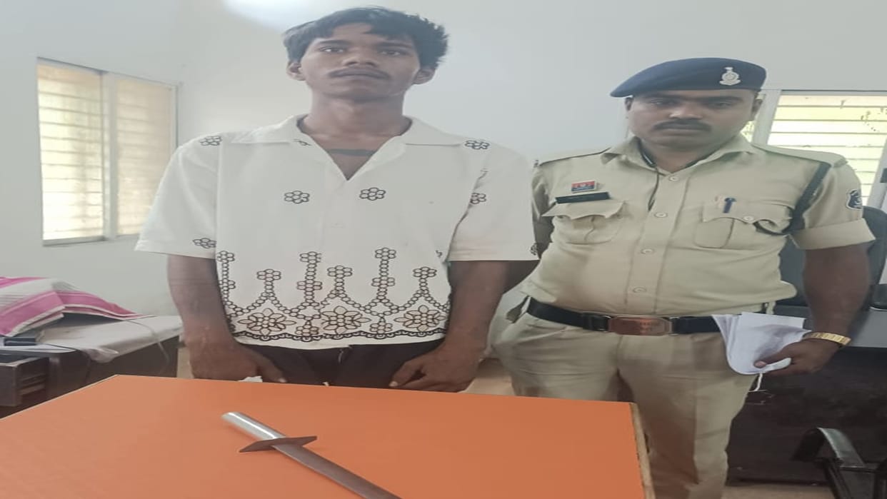 Police arrested Abhay Sahu, the accused of threatening people with a knife in Raipur