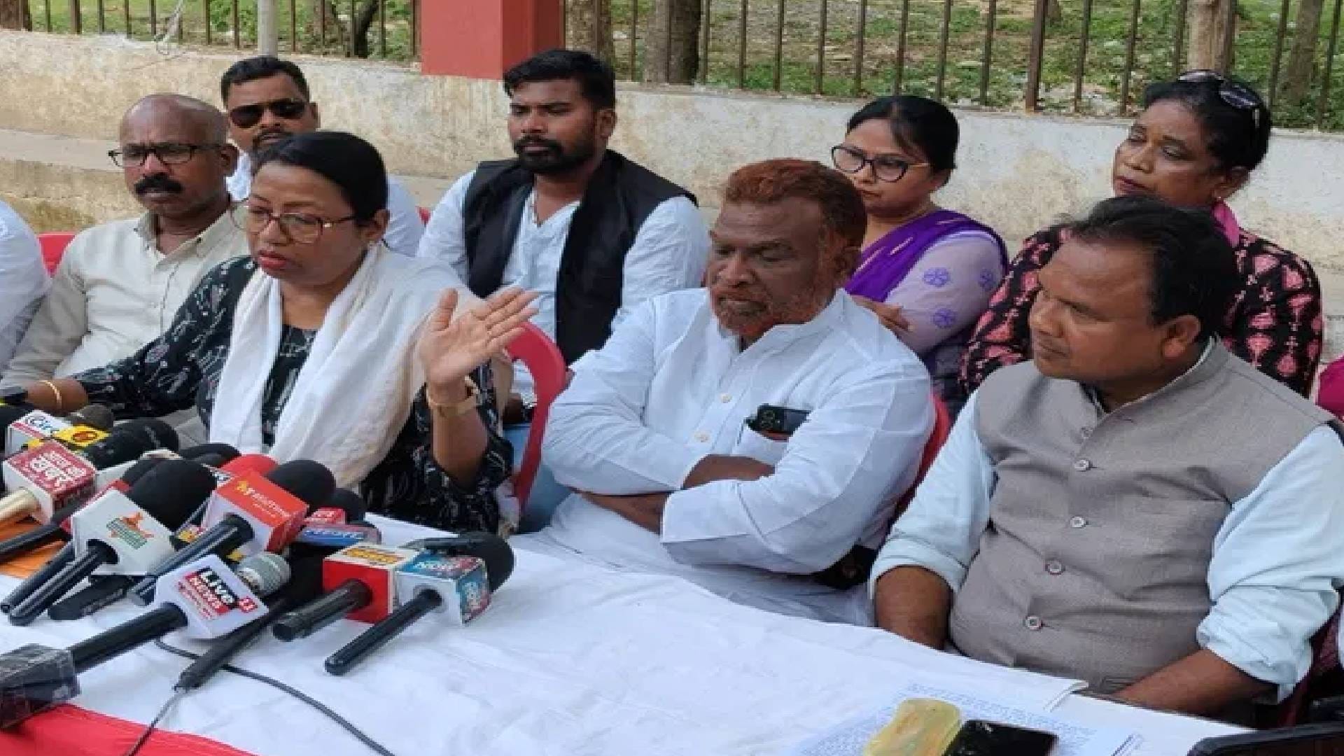 प्रेस कॉन्फ्रेंस में जानकारी देते आदिवासी संगठन