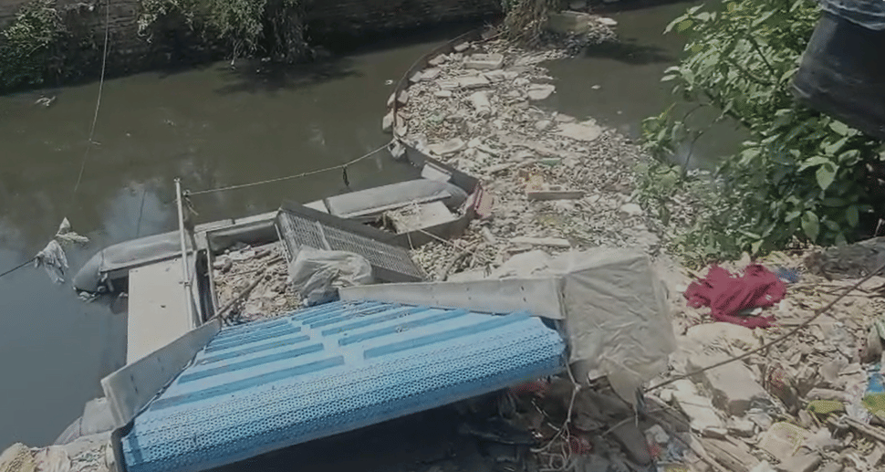 Kanpur Nagar Nigam’s Trash Boom Machine Defunct, Waste Flowing Directly Into Pandu River