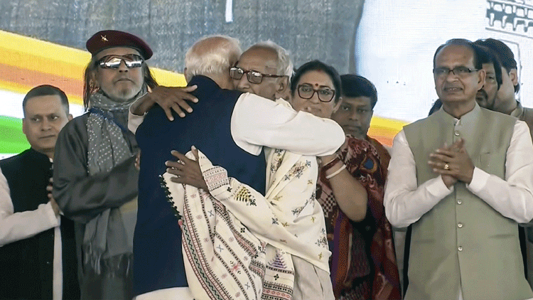 बंगाल के मंच पर खास क्षण: कौन हैं 98 वर्षीय माखनलाल, जिन्हें गले लगाकर पीएम ने छुए पैर, इनके बारे में जानिए