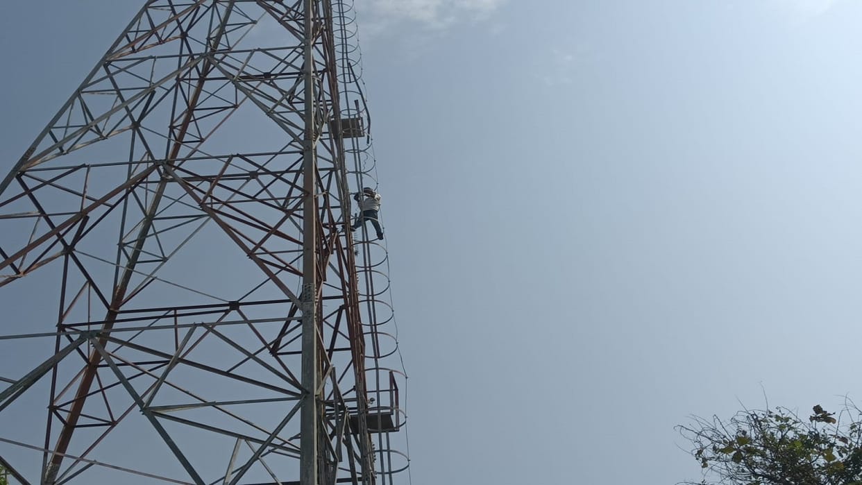 Man Climbs Mobile Tower After Her Sister-in-Law Filing Police Report for Cheating in Shahjahanpur