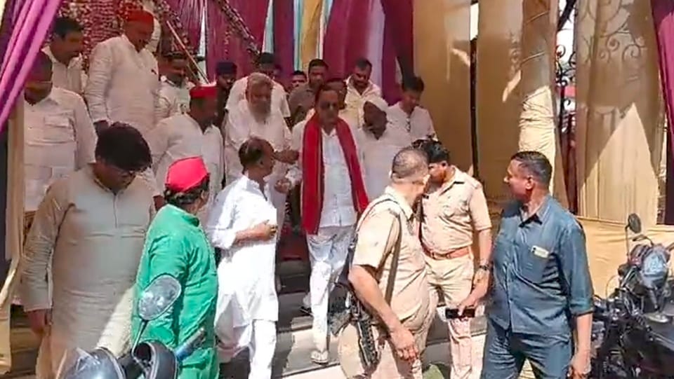 SP Leader Naseemuddin Siddiqui Upset Over Ticket Demand, Walks Out Mid-Event in Moradabad