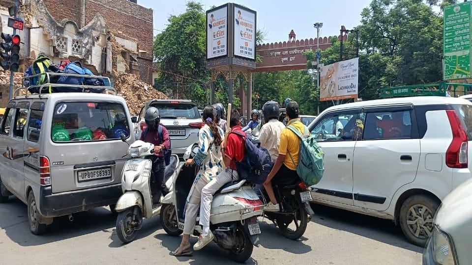 Traffic Jam on Paliwal Park Road in Agra Following School Dismissal