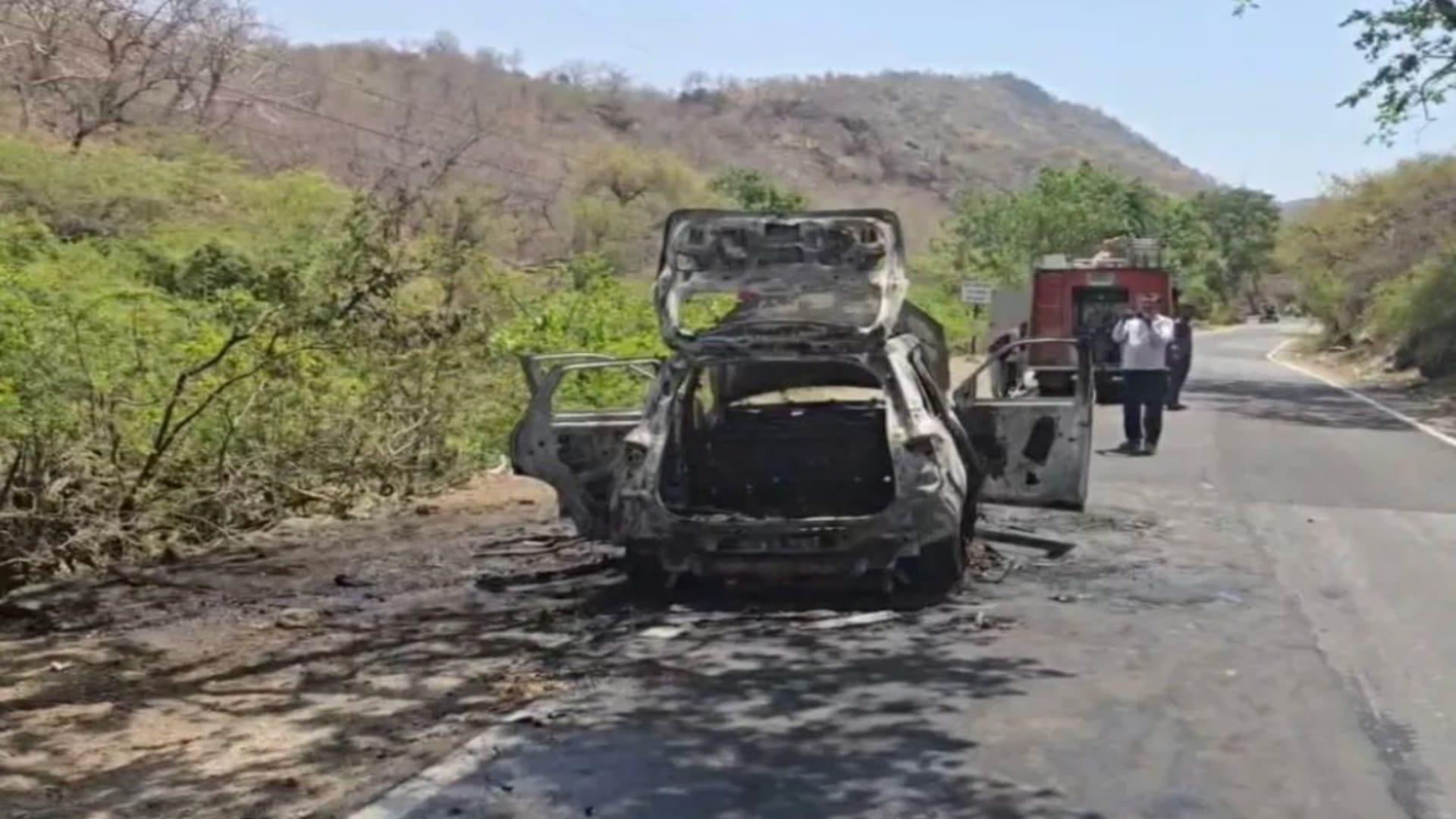 गिरफ्तारी से बचने और सबूत मिटाने के लिए तस्कारों ने कार में लगाई आग
