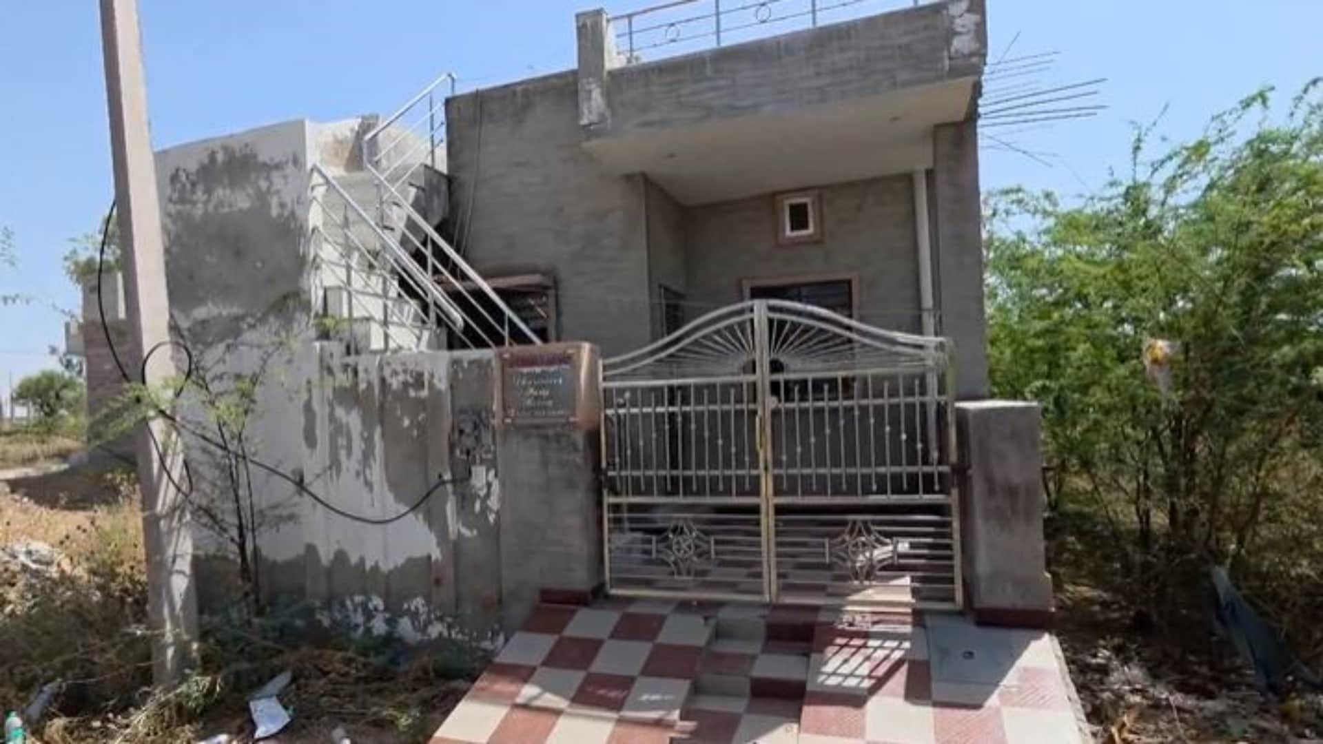 इस मकान से पकड़ा 100 किलो से ज्यादा केमिकल