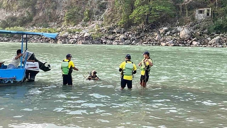 Rishikesh: आश्रम में कथा सुनने आया युवक गंगा नदी में नहाने के दौरान बहा, एसडीआरएफ की टीम तलाश में जुटी