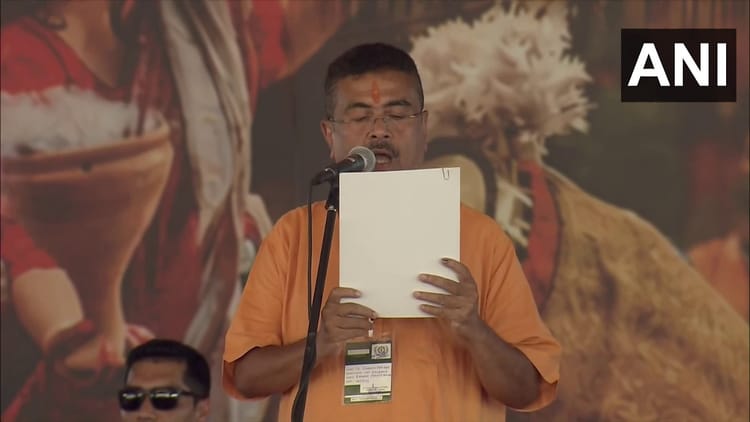 बंगाल के नए मुख्यमंत्री बने शुभेंदु अधिकारी, पीएम मोदी के पैर छूकर लिया आशीर्वाद