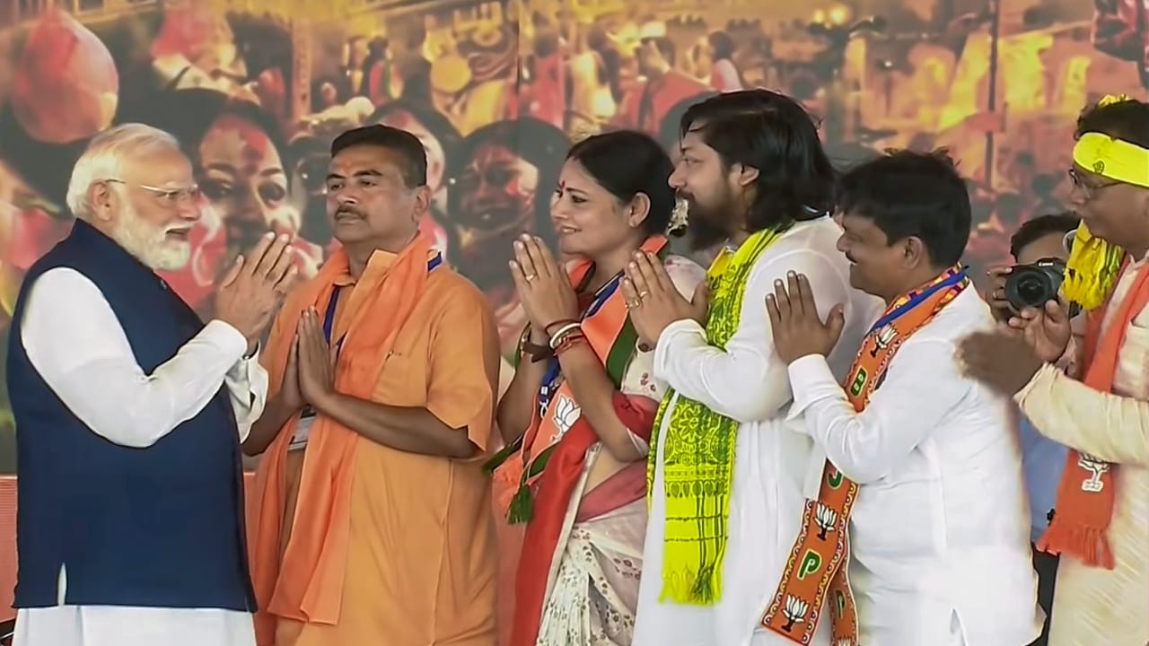 Bengal CM Oath Ceremony Photos: Narendra Modi Greets Workers with Dandavat, Hugs Suvendu Adhikari