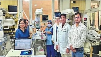 बच्चे के साथ डॉक्टरों की टीम।
