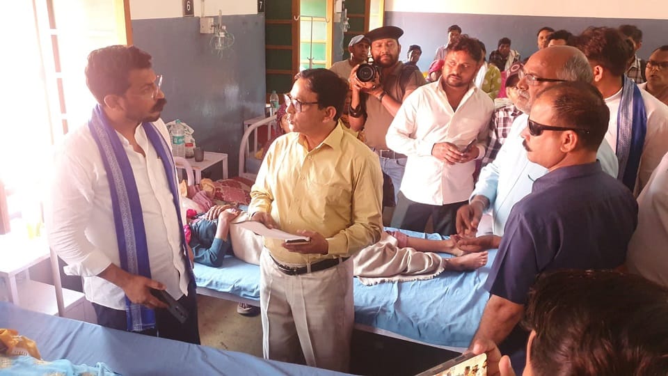 Saharanpur: MP Chandrashekhar reached the hospital to know the condition of the injured people