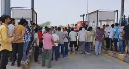 Villagers Protest Demanding Toll-Free Access, Long Queues of Vehicles Seen on Highway