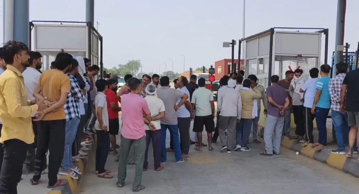 Villagers Protest Demanding Toll-Free Access, Long Queues of Vehicles Seen on Highway