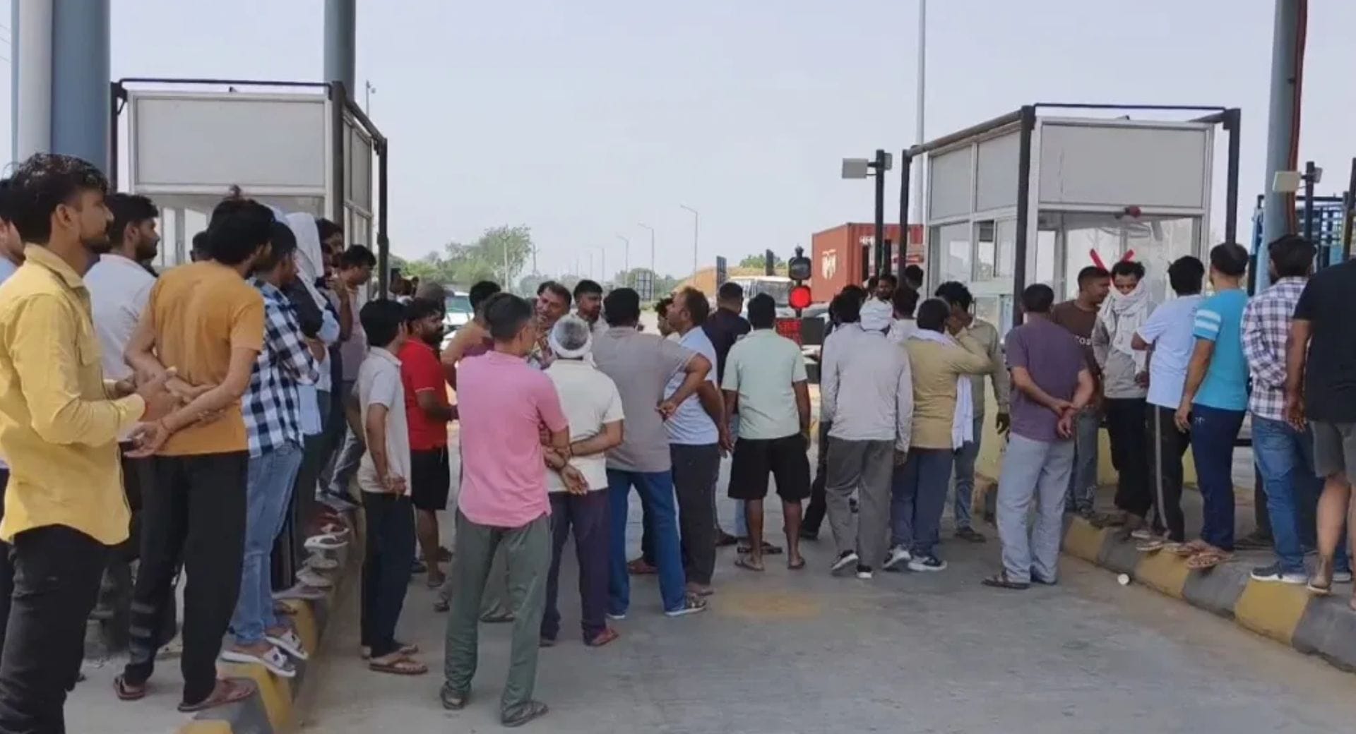 रोडवाल टोल प्लाजा पर टोल फ्री की मांग को लेकर प्रदर्शन करते ग्रामीण