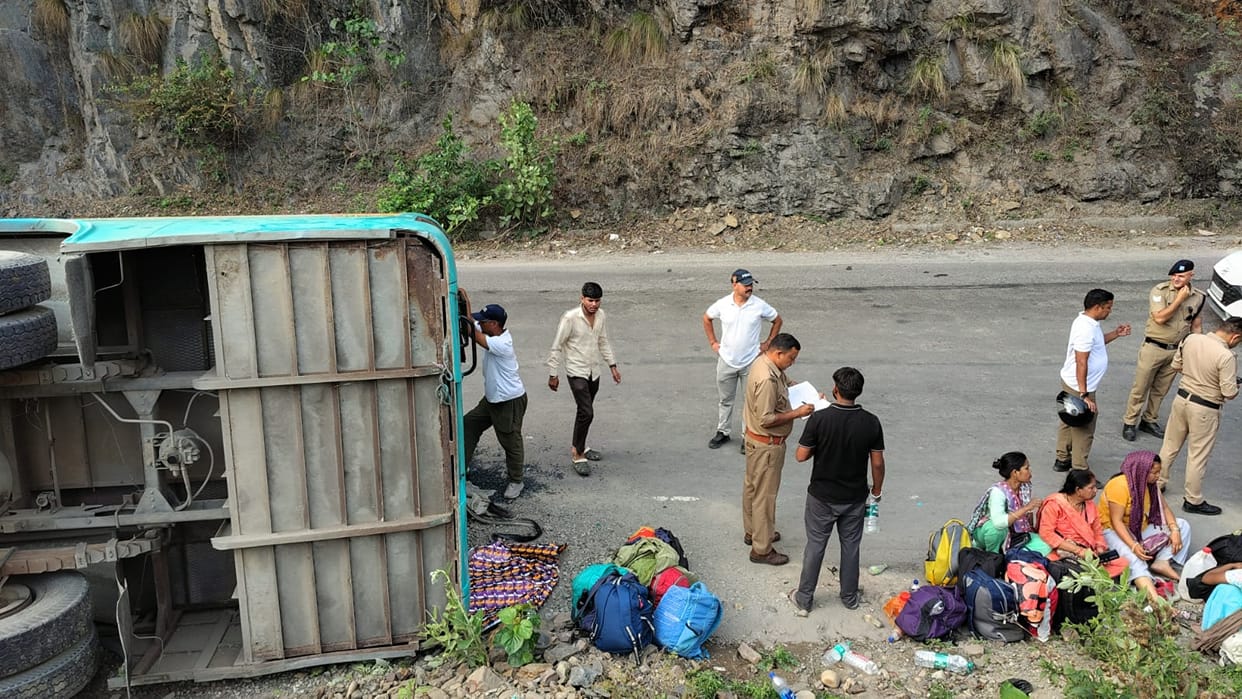 Accident on Badrinath Highway Bus carrying Char Dham pilgrims bound for Haridwar overturns 27 people Injured
