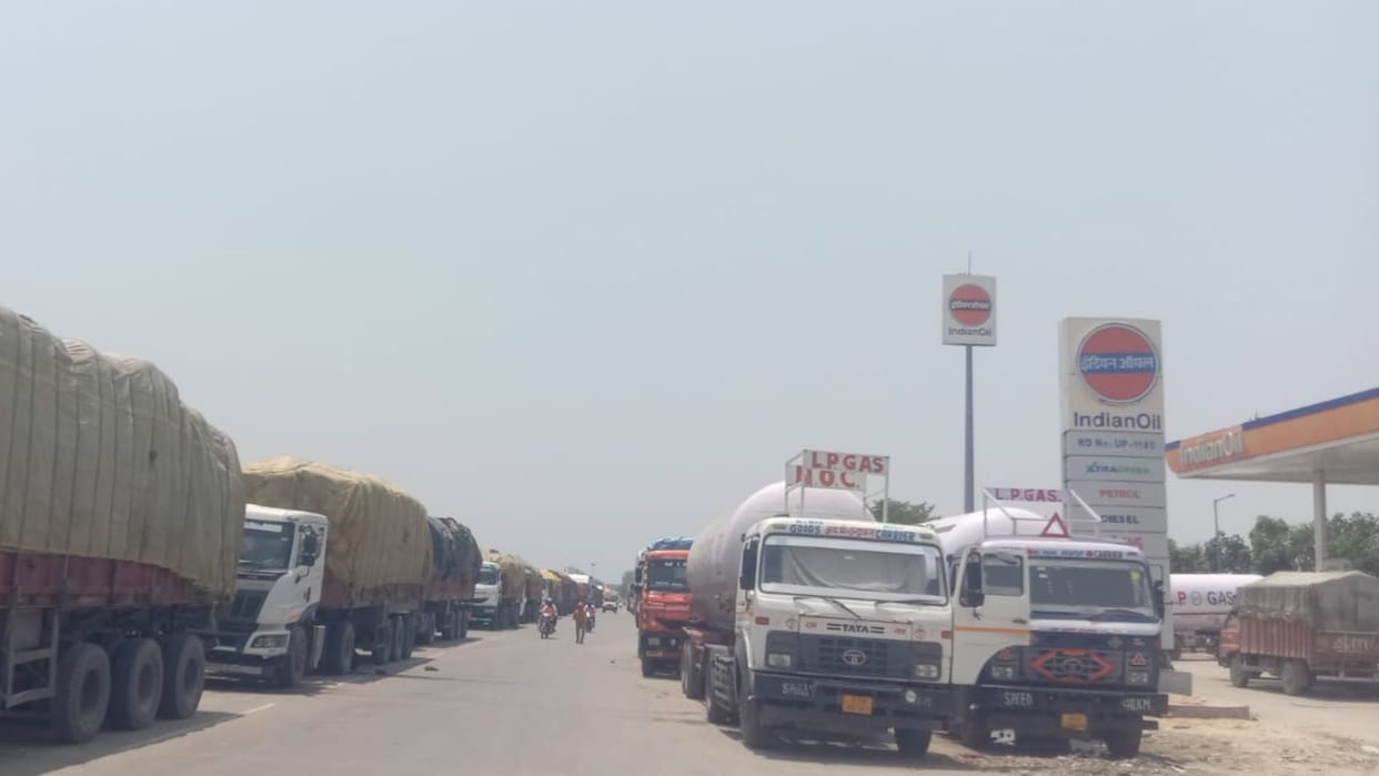 Nepal's new MRP rule causes truck traffic jam at Sonauli border