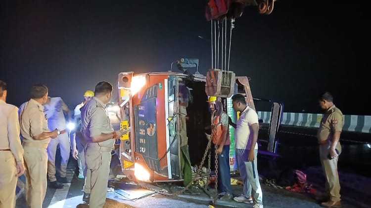 हापुड़ में गंगा एक्सप्रेसवे पर दर्दनाक हादसा: डिवाइडर से टकराया कैंटर, दो महिलाओं और आठ माह के मासूम की मौत