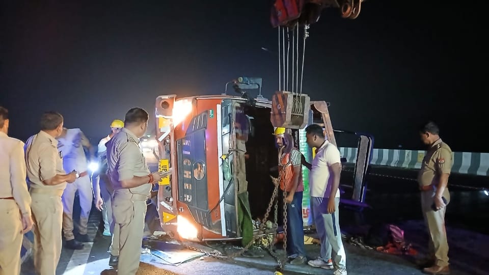 Accident on Ganga Expressway in Hapur Canter Collides with Divider Two Women and an 8-Month-Old Infant Dead