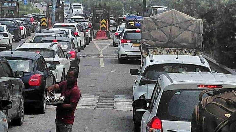 Dehradun: वीकेंड पर उमड़ी भीड़, लच्छीवाला टोल प्लाजा पर लग रहा लंबा जाम, यात्री परेशान, वीडियो