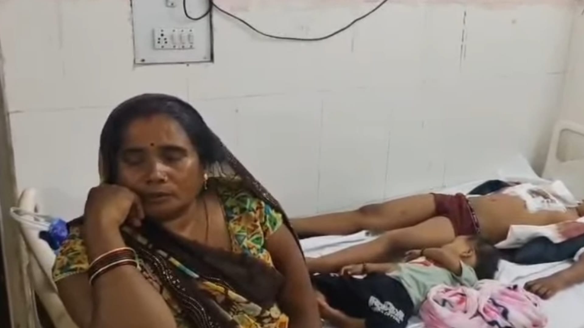 मंझनपुर में हर्ष फायरिंग में घायल बालक।