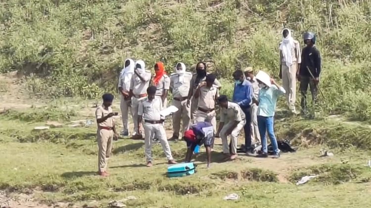 Bihar Crime: नदी किनारे पड़े सूटकेसों में मिले कटे हुए शवों के टुकड़े, इलाके में सनसनी; मौके पर पहुंची पुलिस
