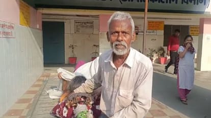elderly man returned from the district hospital in Bareilly carrying his wife on hand cart