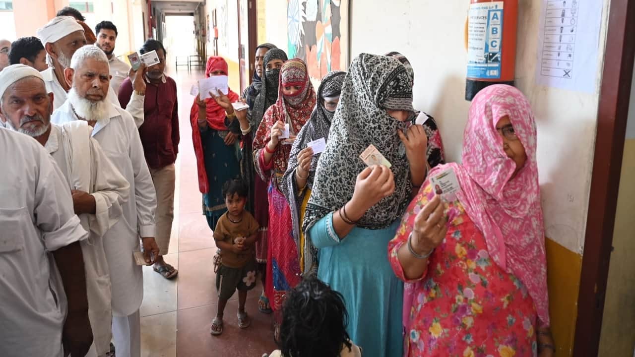 मतदान के लिए लाइन में लगे लोग