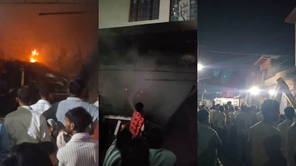 मथुरा में कपड़े की दुकान में लगी आग।