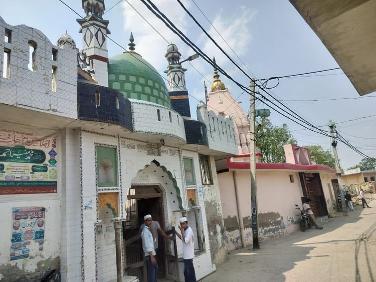 हापुड़ बवाल: गांव में मंदिर-मस्जिद की एक ही दीवार, अजान के वक्त नहीं होती आरती और आरती के समय बंद रहती है अजान
