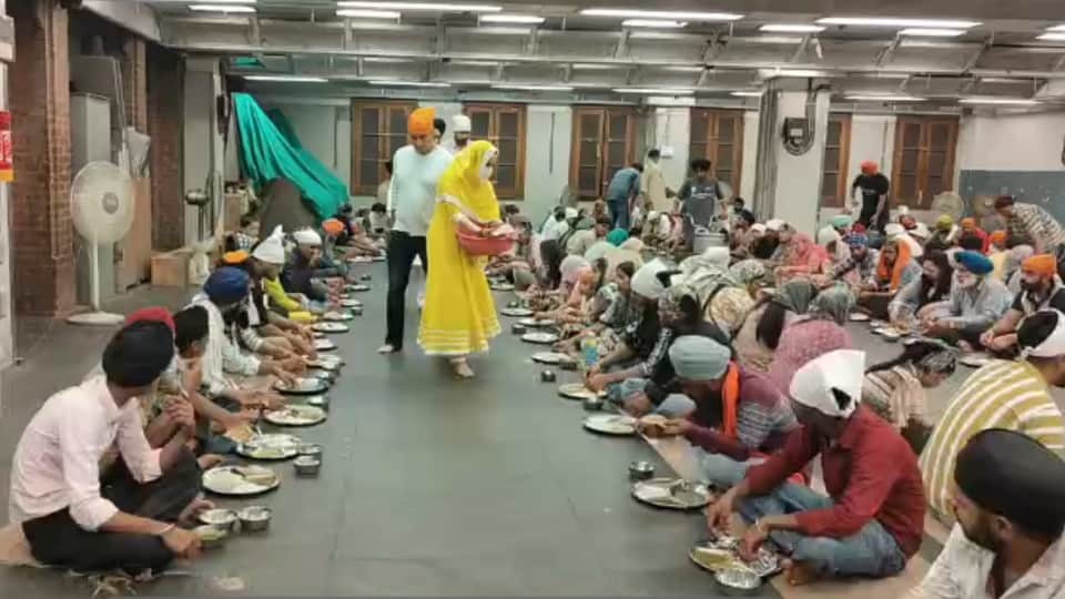 Preity Zinta Pays Obeisance at Darbar Sahib Performs Seva in Langar Hall Kings Punjab Victory