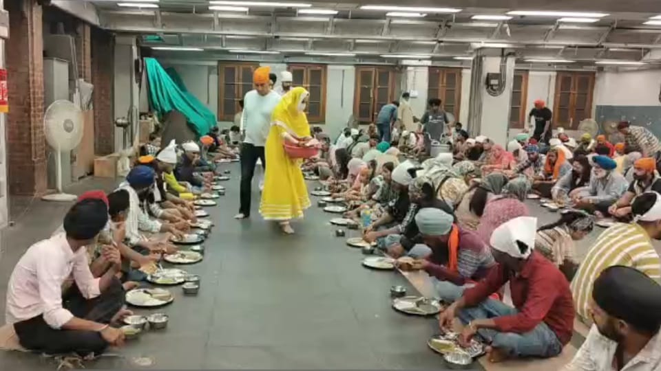 Preity Zinta Pays Obeisance at Darbar Sahib Performs Seva in Langar Hall Kings Punjab Victory