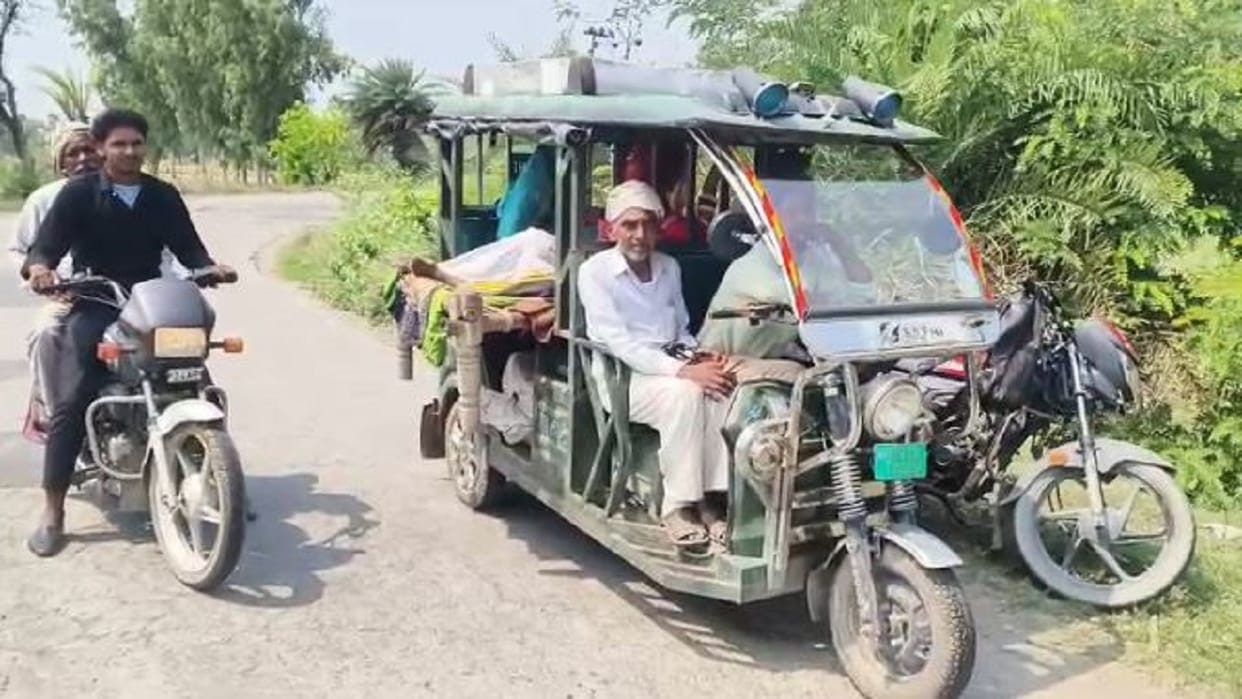 government ambulance did not arrive the family members brought the injured youth to the hospital by e-rickshaw