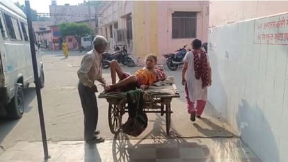 elderly man returned from the district hospital in Bareilly carrying his wife on hand cart