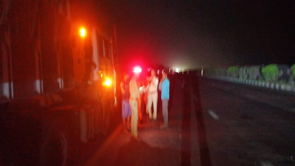 Bus Carrying 18 Passengers Damaged in Early Morning Expressway Crash