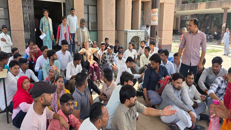 Kanpur Dehat: Medical College Outsourced Staff Go on Strike Over Non-Payment of Honorarium