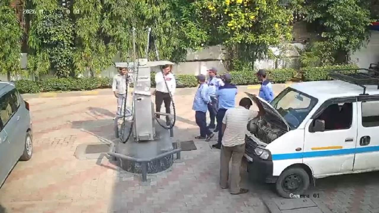 सीएनजी के प्रेशर को लेकर बैंक मैनेजर और सेल्समैन में हुआ था विवाद