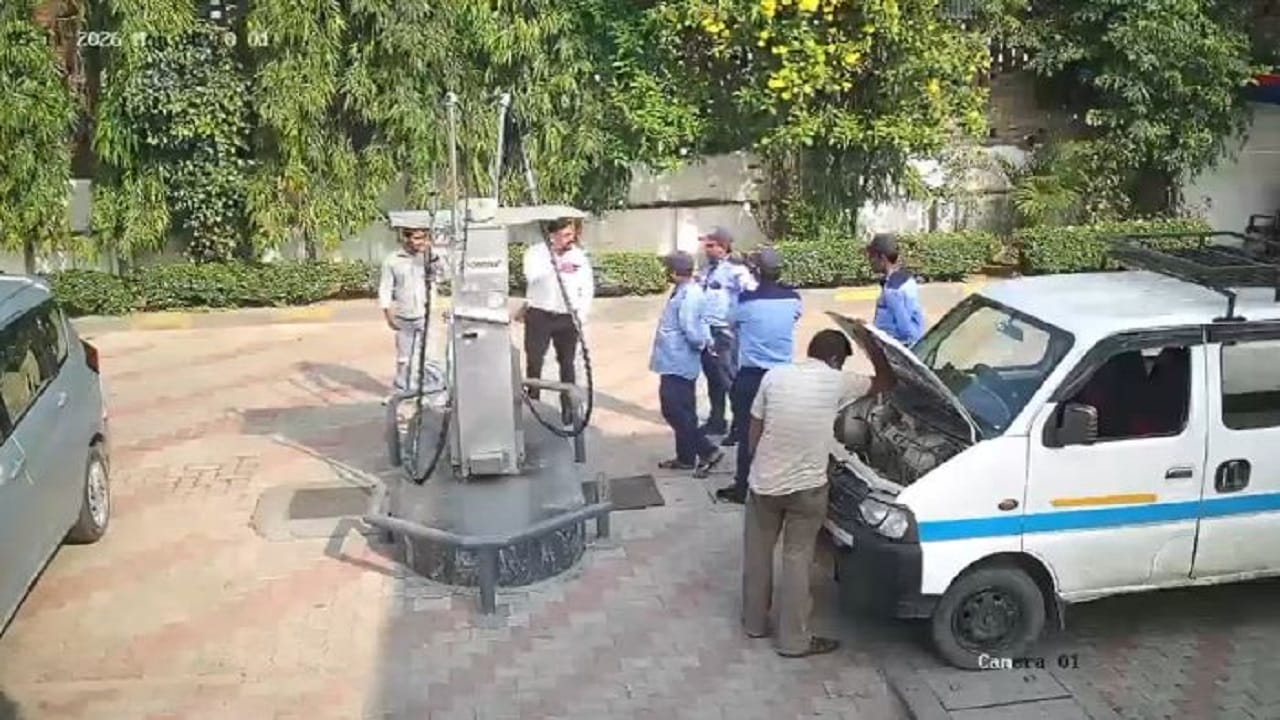 सीएनजी के प्रेशर को लेकर बैंक मैनेजर और सेल्समैन में हुआ था विवाद