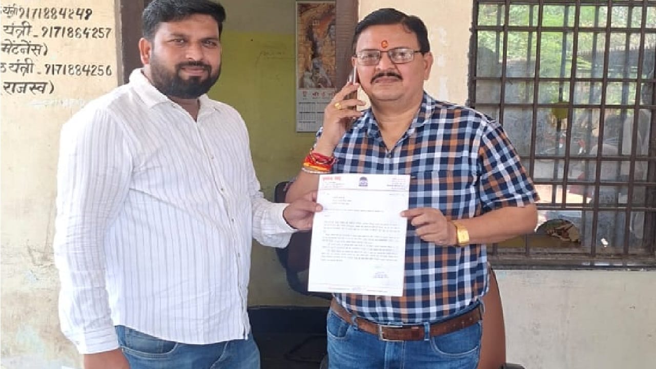 अफसर को देते ज्ञापन