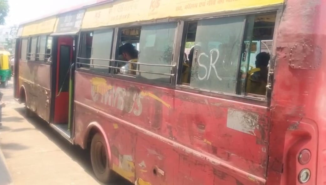 Bhopal News: City Buses in Dire Straits—Passengers Forced to Push Them; Only 50 Out of 350 Buses on the Roads,