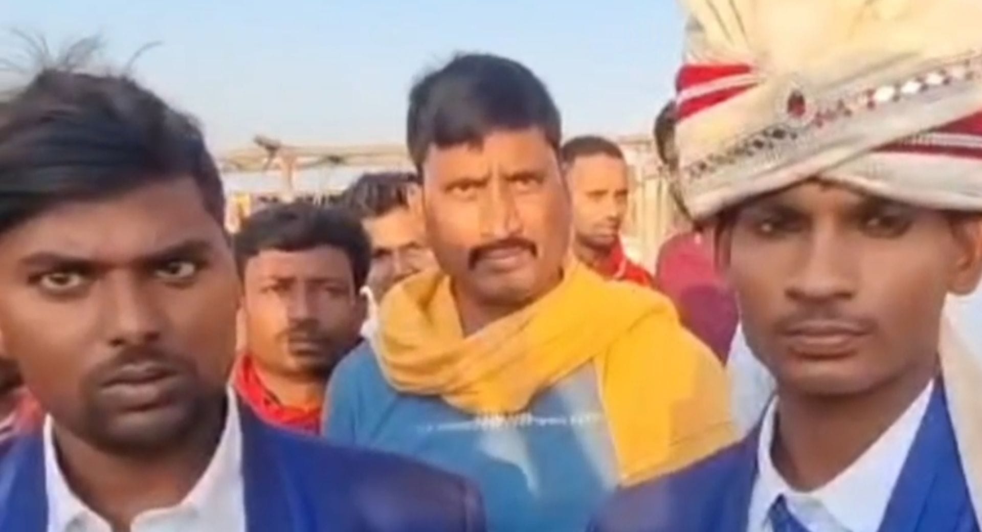 दूल्हे ने डीएम से लगाई मदद की गुहार