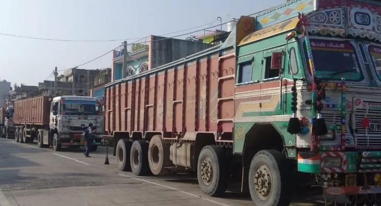 Bihar News: विक्रमशिला सेतु बंद होने से बरियारपुर में महाजाम, एनएच-80 पर चार किमी तक ट्रकों की लंबी कतार लगी