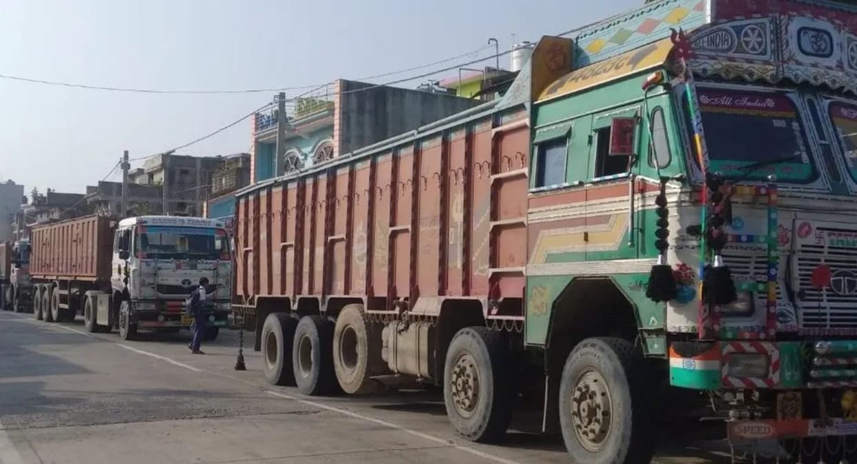 Bihar Massive Traffic Jam in Bariarpur After Vikramshila Bridge Closure Trucks Queued Up for four Km on NH-80