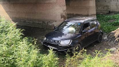 बरसामई के पास ईशन नदी में गिरने के बाद खड़ी कार