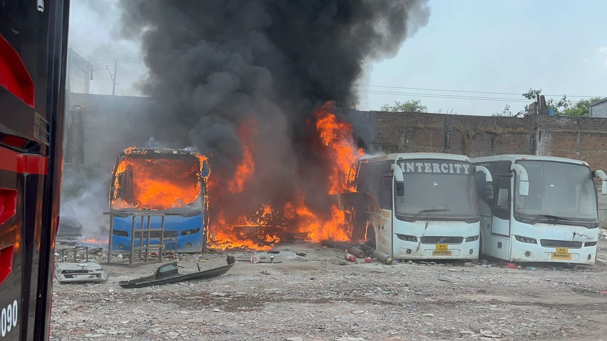 Indore: Five empty buses parked in the parking lot caught fire, sparks arose during welding.