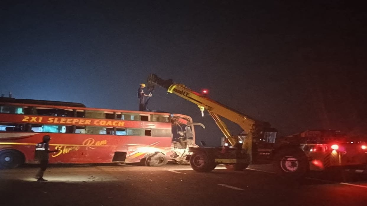 Horrific Accident on Ganga Expressway in Budaun Sleeper Bus Overturns Due to Tire Burst