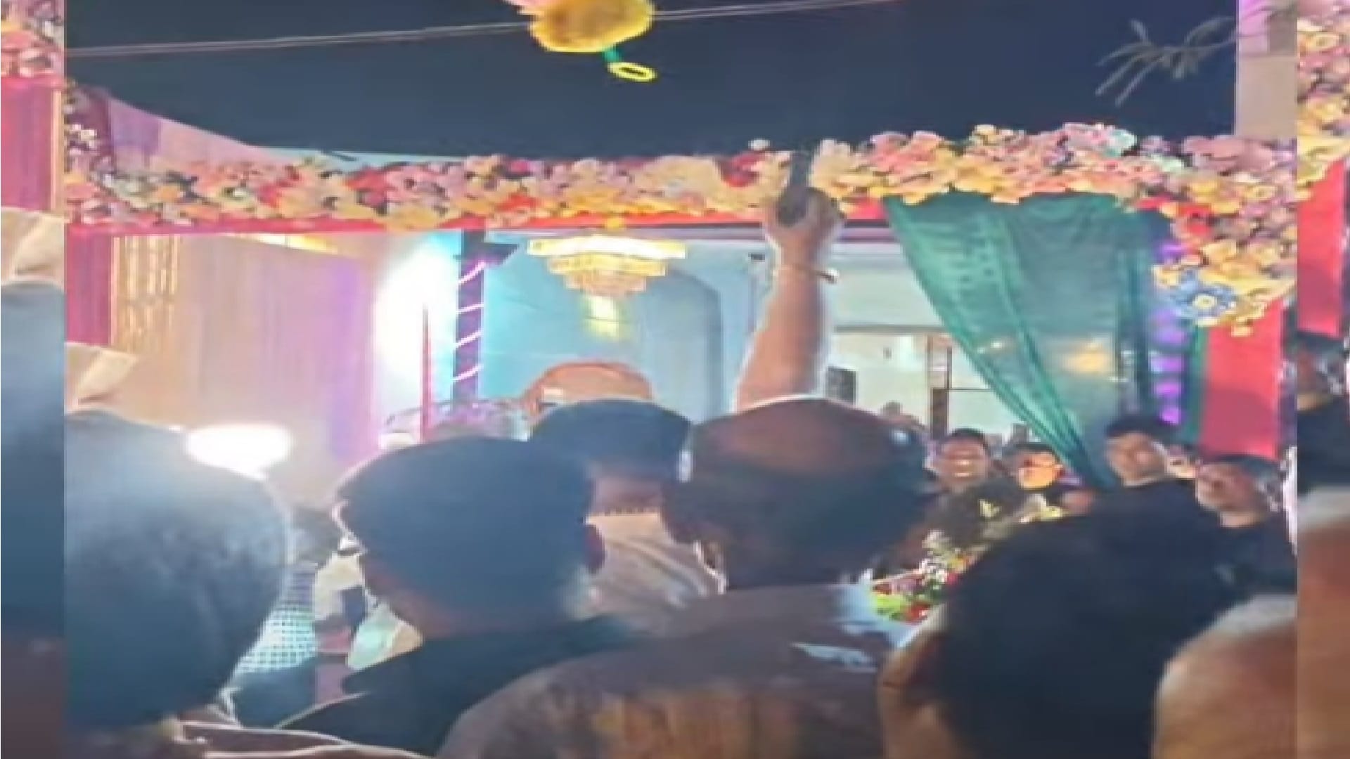 शादी में फायरिंग करते